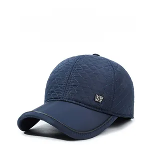 Détail d'une casquette de baseball d'hiver bleu marine avec matelassage et protège-oreilles