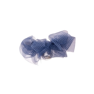 Chouchou en maille à carreaux bleus et blancs avec plis superposés et tissu organza transparent