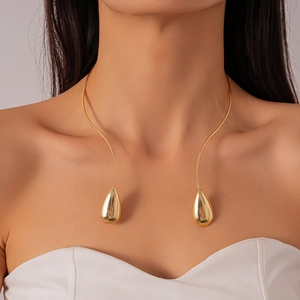 Détail du collier à pendentif goutte dorée avec une finition miroir très polie