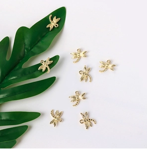 Detailweergave van gouden libelhangers met vleugeltextuur voor DIY-sieraden maken