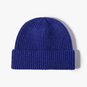 Berretto in maglia a coste blu cobalto invernale con ampio risvolto per un comfort ottimale