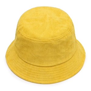 Bob rétro en velours côtelé jaune avec texture verticale sur fond blanc uni