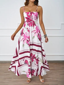Détail d'une robe longue blanche avec imprimé floral rose et fines bretelles pour l'été