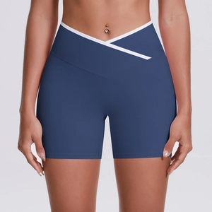 Détail du short de yoga à taille haute avec ceinture croisée en V et bordure blanche contrastée