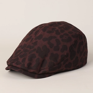 Detailansicht der Schlägermütze mit Leopardenmuster, dichtem Twill-Stoff und feinen Nähten