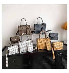 Vue détaillée du sac cabas à motif damier structuré et sa pochette sur une étagère