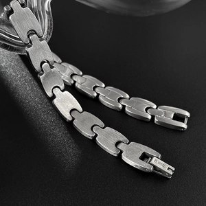 Polished stainless steel curb chain bracelet with sleek curved plate for men