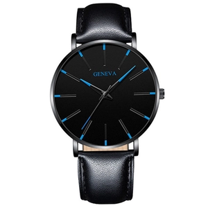 Détail de la montre à quartz avec cadran noir, index bleus et bracelet en cuir