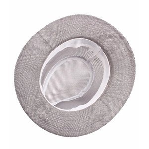 Détail de l'intérieur d'un chapeau de paille gris avec étiquette taille 58 et doublure