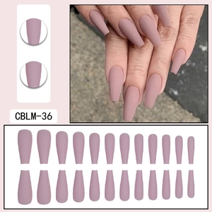 Set dettagliato di 24 unghie finte opache rosa polvere forma ballerina in varie misure