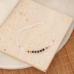 Dettaglio del bracciale di perline colorate fatto a mano con cordino regolabile