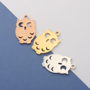 Detailed view of owl-shaped mirror stainless steel charms in gold, rose gold and silver