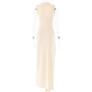 Détail du dos d'une robe longue beige sans manches avec lien à la taille sur mannequin