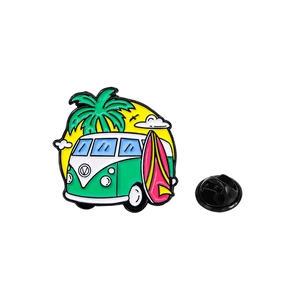 Broche en émail thème plage d'été avec van vintage vert et planche de surf rose