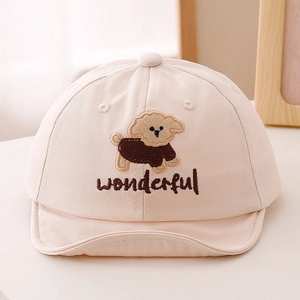 Détail de la casquette bébé en coton beige avec broderie chien et texte wonderful