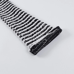 Détail macro du tissu en maille rayée montrant les bords usés et la texture de qualité