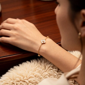 Gros plan d'un bracelet trèfle en plaqué or 18 carats avec nacre et zircone
