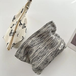 Bolsas de maquillaje grandes con bordado de mariposa y rayas de tweed para viajes