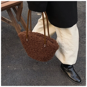 Détail du sac fourre-tout en peluche marron foncé avec anses en cuir en plein air
