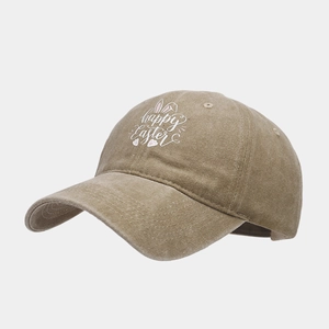 Détail d'une casquette de baseball kaki avec motif Happy Easter blanc et oreilles de lapin.