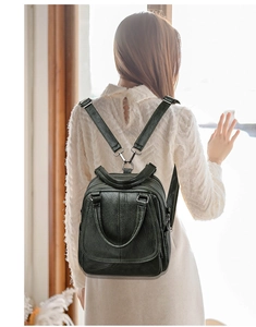 Detalle de mochila de cuero sintético suave para mujer con múltiples compartimentos