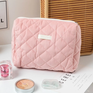 Trousse à maquillage en velours côtelé rose avec matelassage en losange et fermeture