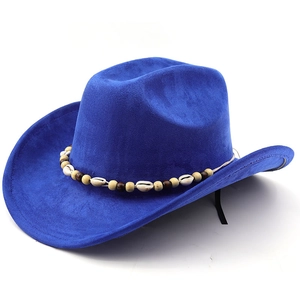 Détail d'un chapeau de cow-boy bleu roi en suédine avec bandeau en perles et coquillages