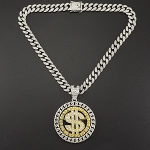 Détail du pendentif dollar rotatif avec strass brillants sur chaîne cubaine