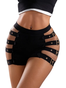 Detail von schwarzen High-Waist-Hotpants mit seitlichen Ausschnitten und goldener Schnalle