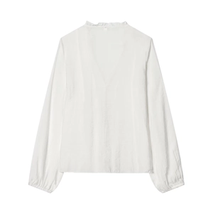 Détail du dos d'une blouse blanche à volants, col en V et manches longues avec poignets