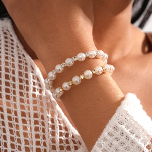 Gros plan d'un élégant bracelet de perles à double rang avec des intercalaires en strass