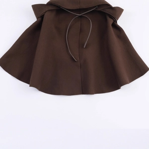 Elegante poncho in maglia marrone scuro con cappuccio e dettagli con coulisse da donna