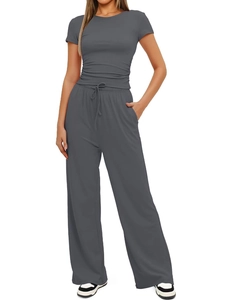 Détail du tricot doux sur haut gris foncé à manches courtes et pantalon large à cordon