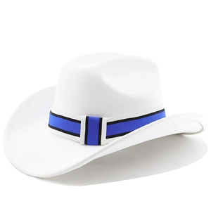 Detailansicht weißer Cowboyhut aus Filz mit breiter Krempe und blau-schwarz gestreiftem Band