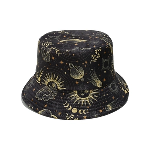 Détail du chapeau bob noir avec motifs dorés de soleil, lune et étoiles célestes