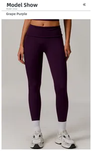 Détail du legging de yoga taille haute violet raisin sur mannequin avec chaussettes