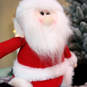 Detailansicht der Weihnachtsmann-Puppe mit rotem Strickstoff und flauschigem Kunstpelz
