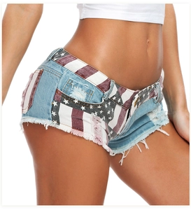 Dettaglio degli shorts in denim con stampa bandiera americana e bordi sfilacciati
