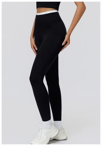 Detailansicht der schwarzen High-Waist Yoga-Leggings mit weißem Bund und sportlichem Design