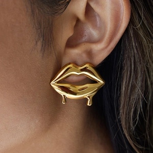 Boucles d'oreilles lèvres fondantes dorées en acier inoxydable au design moderne