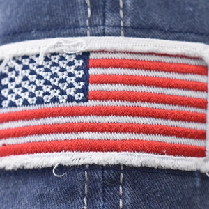 Dettaglio del ricamo bandiera USA su berretto da baseball in cotone blu slavato