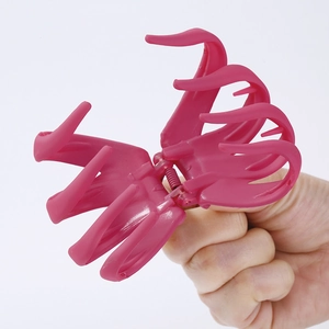 Pinza per capelli minimalista rosa in acrilico con finitura opaca e design multi-artiglio