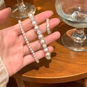 Détail d'un ensemble élégant de bracelet et bague en perles avec des billes strassées