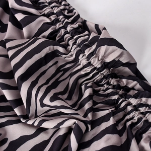 Detailansicht des gerafften Zebradruck-Stoffs mit Mikro-Ripptextur und elastischem Finish