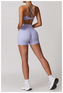 Détail du short de yoga lavande à taille haute avec couture en V pour un effet galbant
