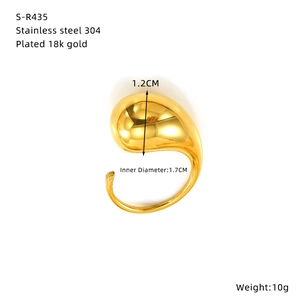 Dettaglio dell'anello a goccia geometrico dorato con placcatura 18k e diametro 1,7cm