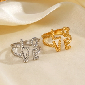 Anello aperto placcato oro 18K con design LOVE presentato su elegante seta beige