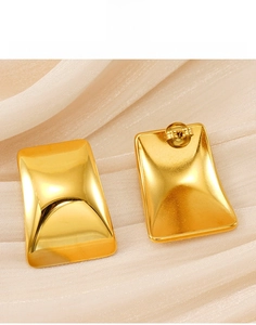 Détail des boucles d'oreilles rectangulaires polies en acier titane plaqué or 18 carats