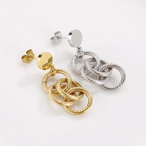 Détails de boucles d'oreilles créoles dorées et argentées à texture métal torsadé