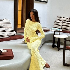 Détail de la dentelle au crochet jaune d'une robe longue moulante dos nu
